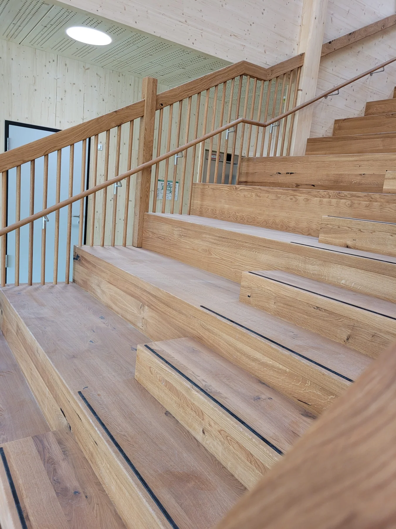 Holztreppe in einem Objekt aus der AVB-Originalgalerie