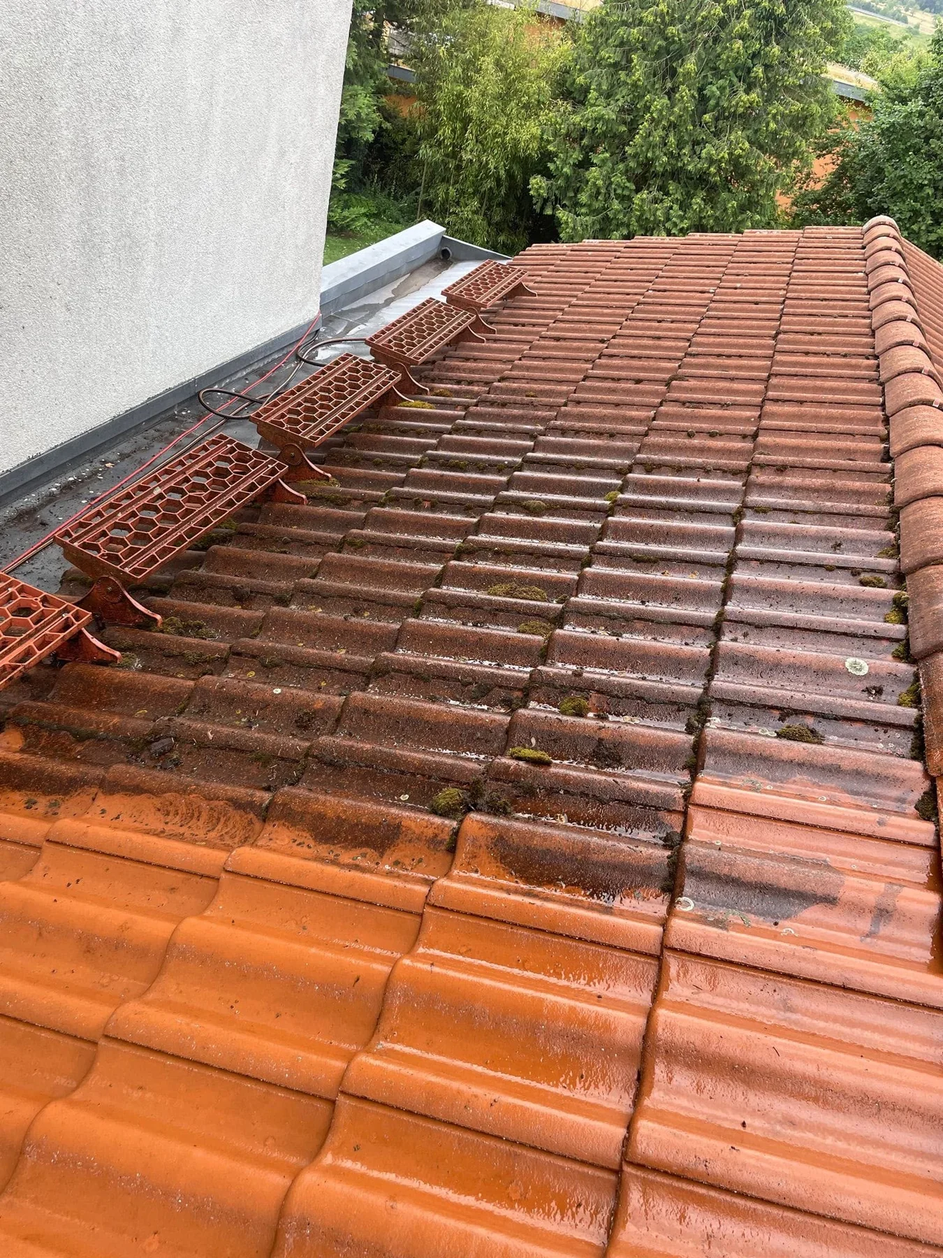 Dachziegel während der Reinigung mit sichtbarem Unterschied