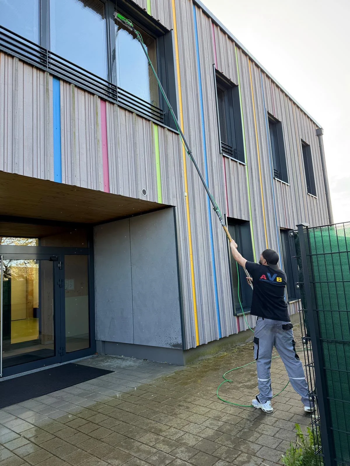 Glasreinigung an einer mehrgeschossigen Gebäudefront