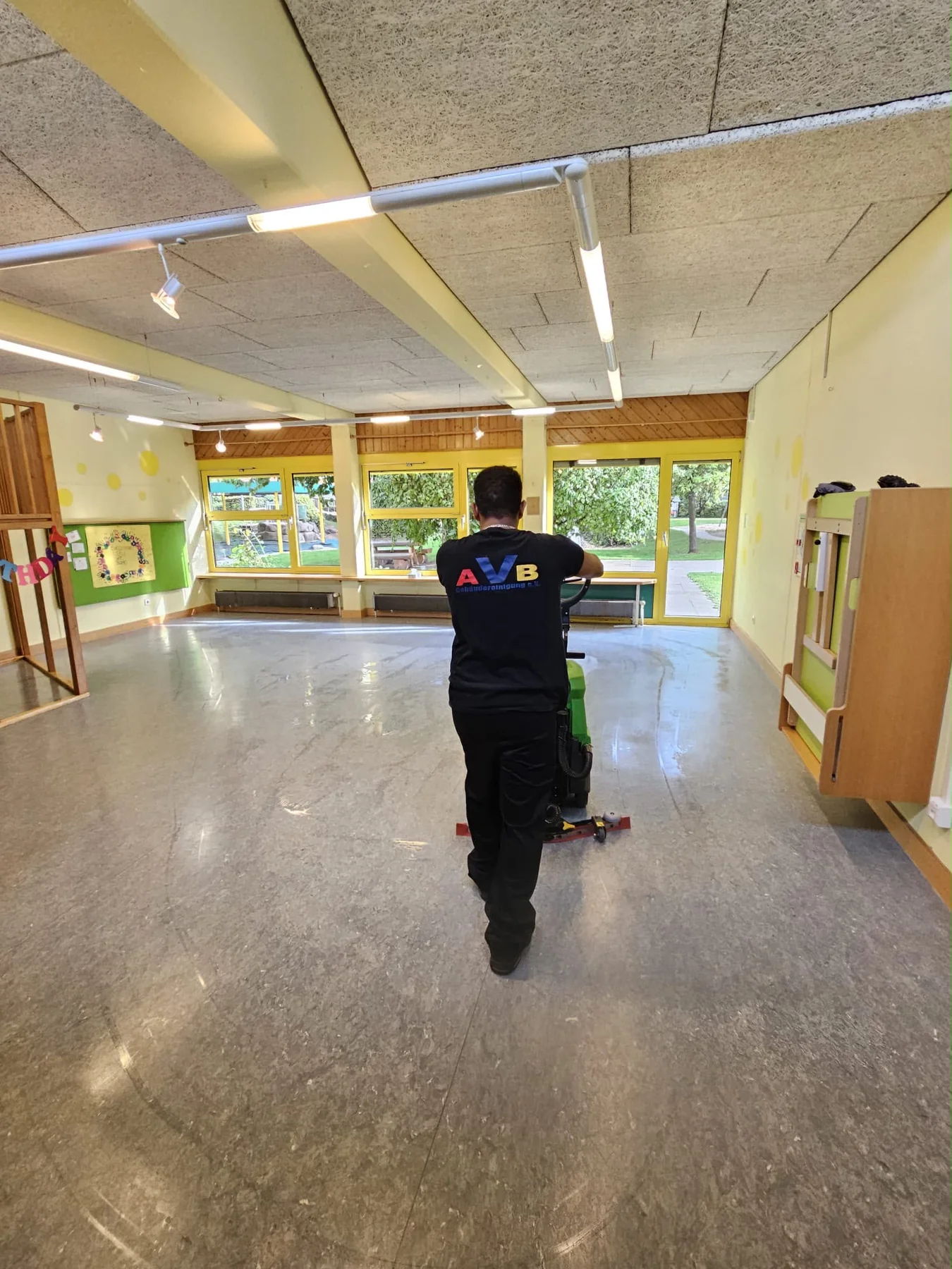 AVB-Mitarbeiter bei der Bodenpflege in einer Einrichtung